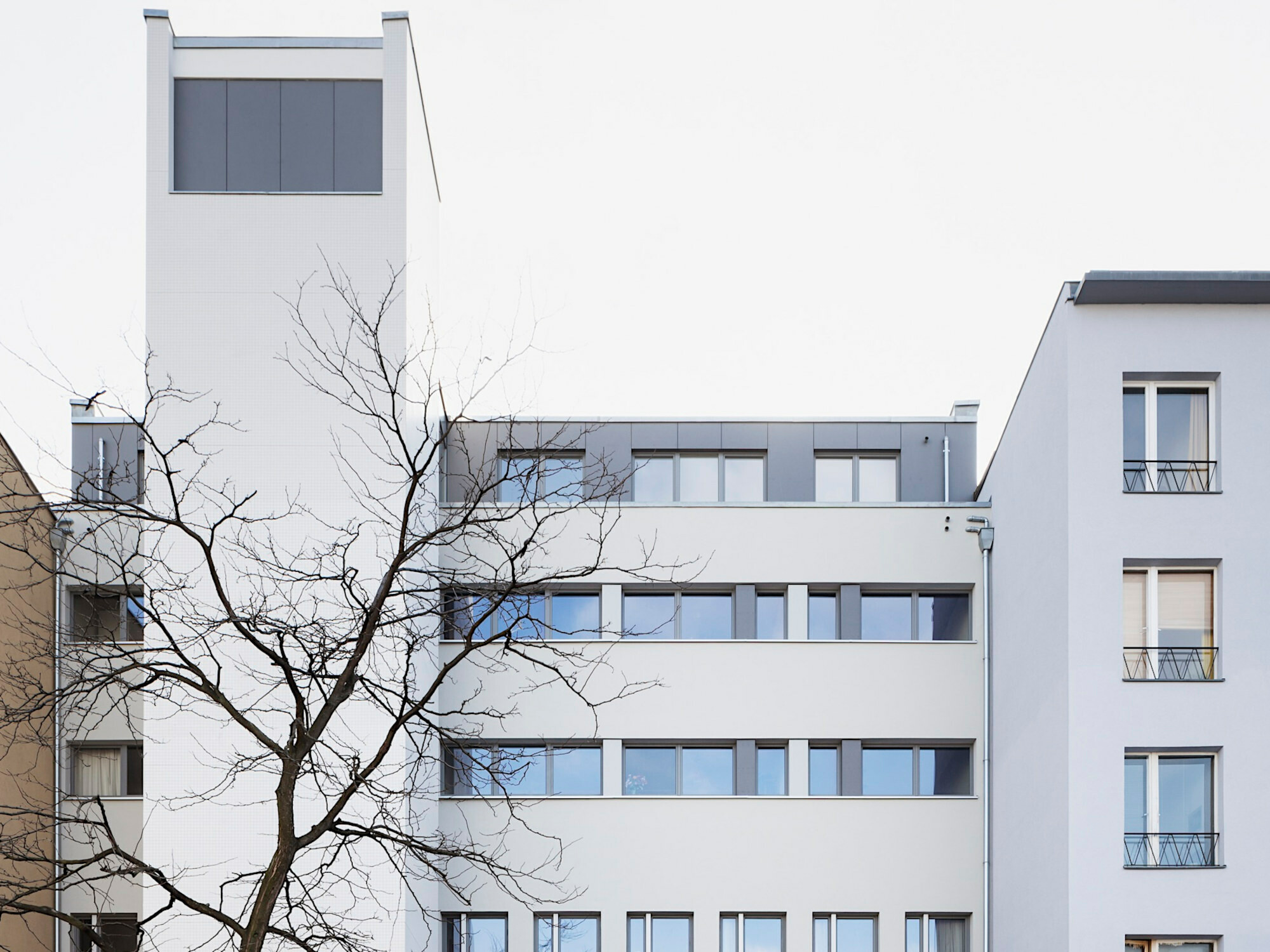 In Berlin ist eine Kirche als Bestandteil des Blockrandes keine Seltenheit. Der ursprüngliche Bau stammt von 1961, die Umwandlung zum Wohnhaus erfolgte durch sieglundalbert architekten.