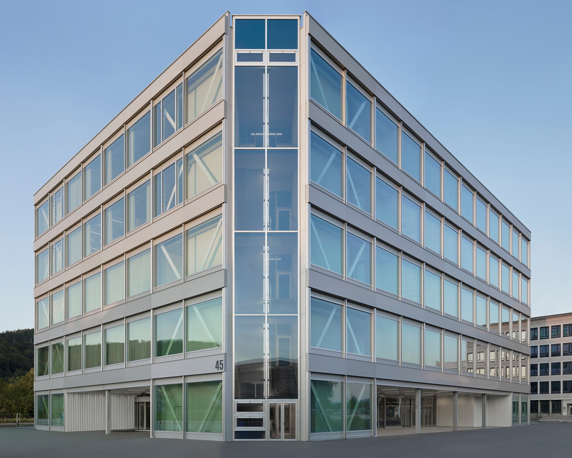 Der Bau hat eine Aluminium-Glas-Fassade mit abgeschrägten Ecken.