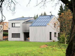 Das Wohnhaus in Lauterach besteht aus drei versetzten Gebäudevolumina.