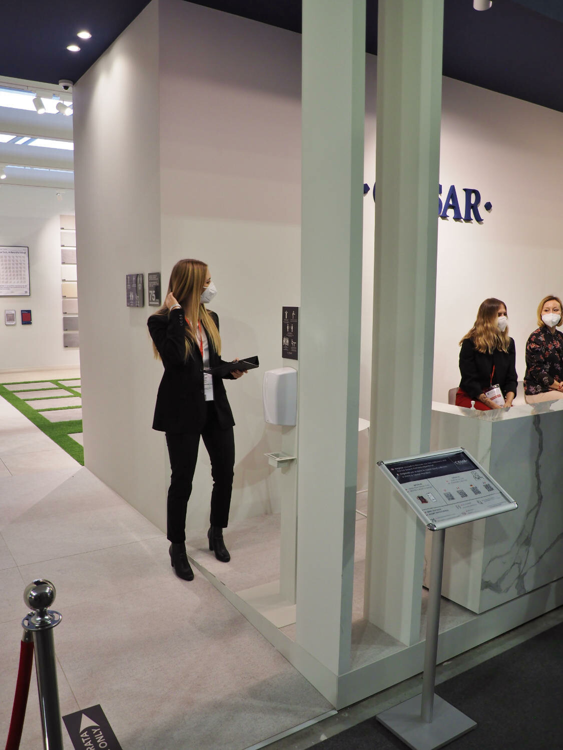 Vom angekündigten Hygienekonzept der Messe war nichts zu sehen: Stattdessen mussten die Aussteller sich selbst um die Umsetzung des Hygienekonzeptes an ihren Messeständen kümmern – was sie wie hier bei Caesar mal mehr, mal weniger taten. 