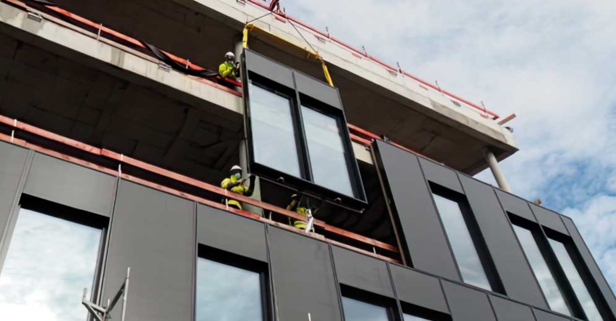 Die Fassade ist platzsparend, soll den Energieverbrauch reduzieren, selbst Energie erzeugen und hohen Schallschutz bieten