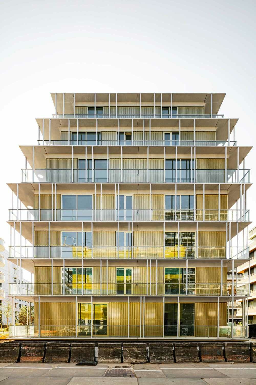 Der Bau befindet sich im Amsterdamer Stadtteil Overhoeks auf einem Areal, das ehemals von den Forschungsabteilungen von Shell besetzt war.