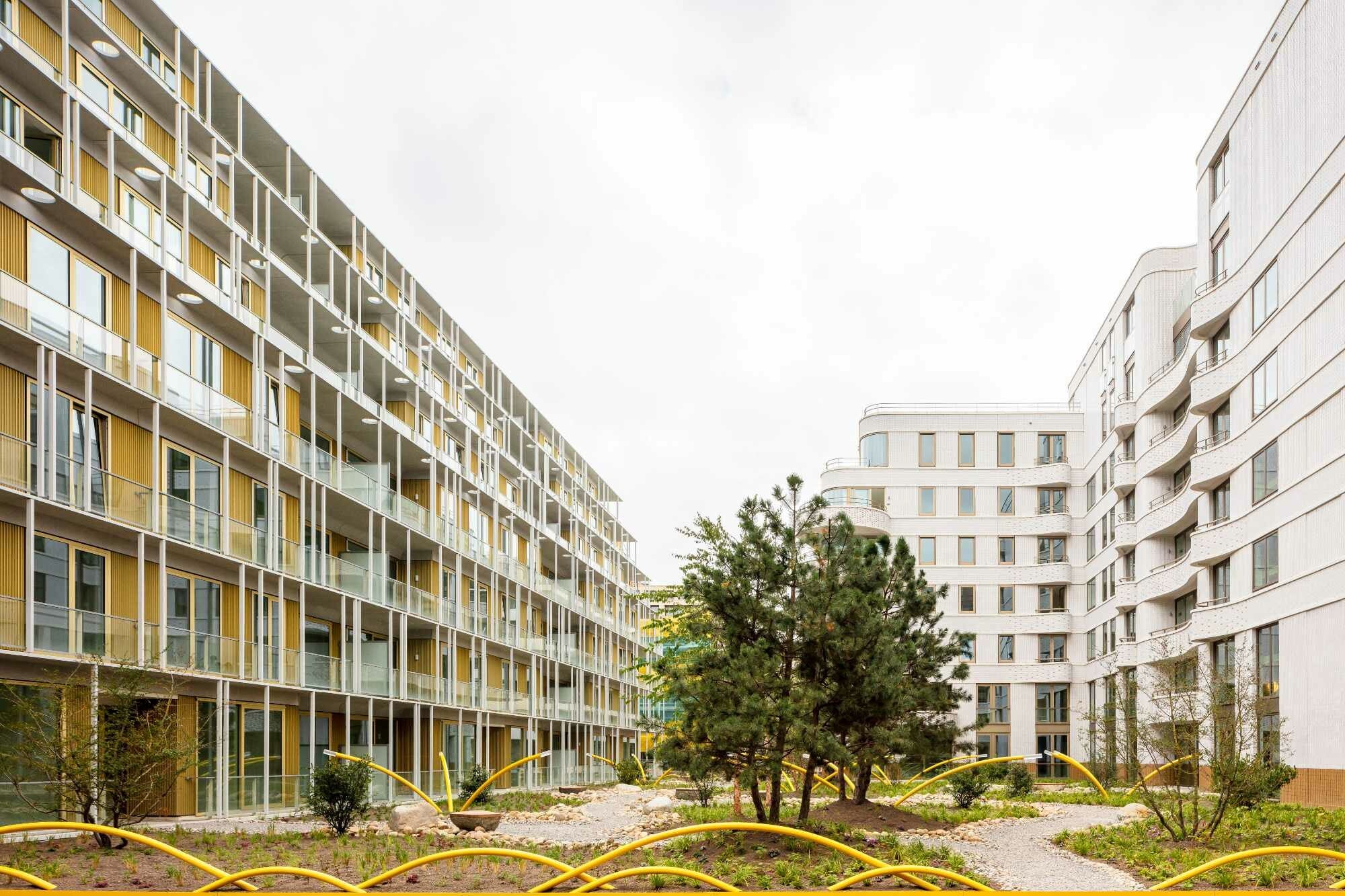 Das Bauwerk ist als Riegel konzipiert, der sich in eine Nachbarschaft aus sieben- bis neungeschossigen L-, U- und punktförmigen Bauten einfügt. 