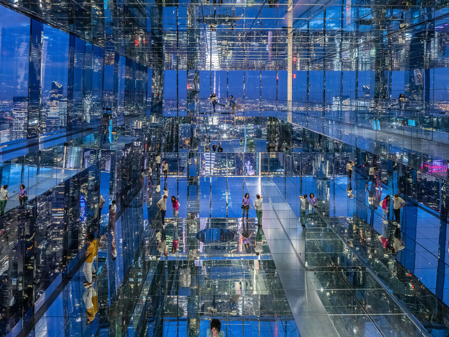 Die Aussichtsplattform Summit One Vanderbilt nimmt die oberen vier Stockwerke des Wolkenkratzers One Vanderbilt in New York ein. 