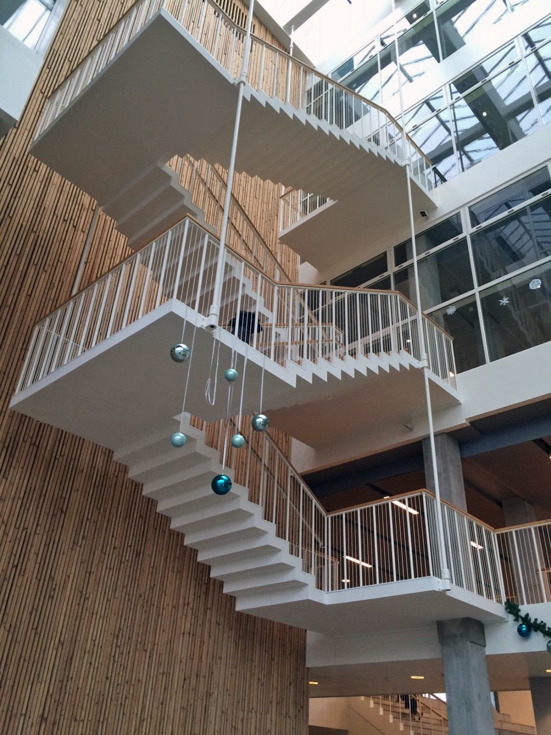 Eine spezielle Betonrezeptur und integrierte Stahlfasern ermöglichen die schlanke Ausführung der Treppe