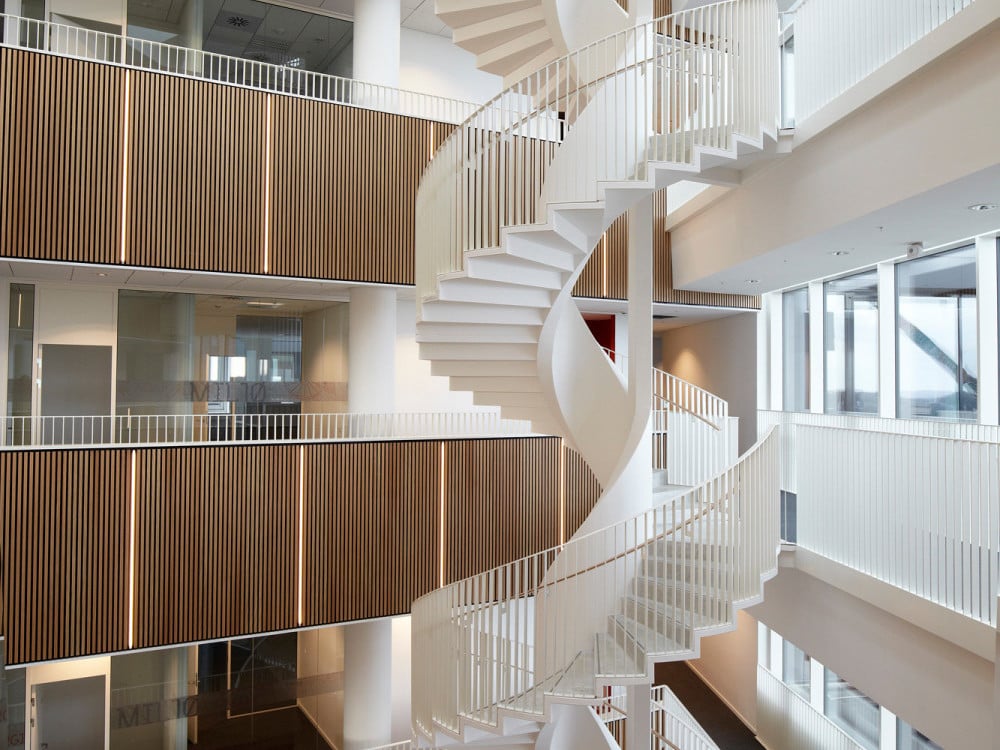 Filigran und harmonisch wirkt die abgehängte Treppe in einer Schule in Kopenhagen (Sydhavnsskolen)