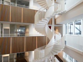 Filigran und harmonisch wirkt die abgehängte Treppe in einer Schule in Kopenhagen (Sydhavnsskolen)