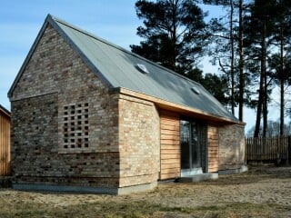 Für ein Wochenend- und Ferienhaus im brandenburgischen Marienwerder entwarf der Architekt Tillmann Wagner das Sedimentloft, ein kleines, einfaches Ein-Raum-Haus in Ziegelbauweise.