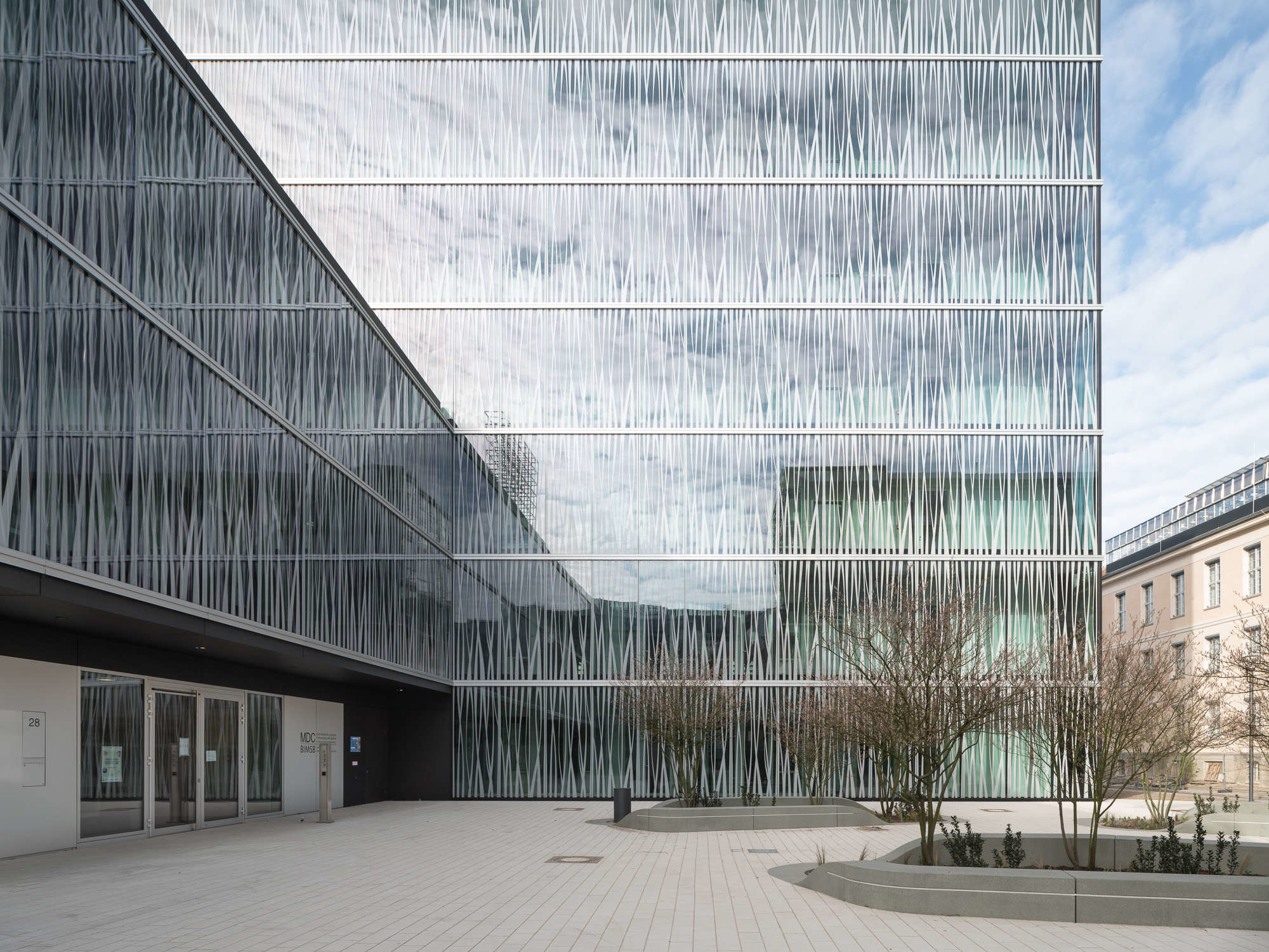 Die bedruckte Aluminium-Glas-Fassade schützt vor Überhitzung und lässt doch reichlich Tageslicht eindringen.