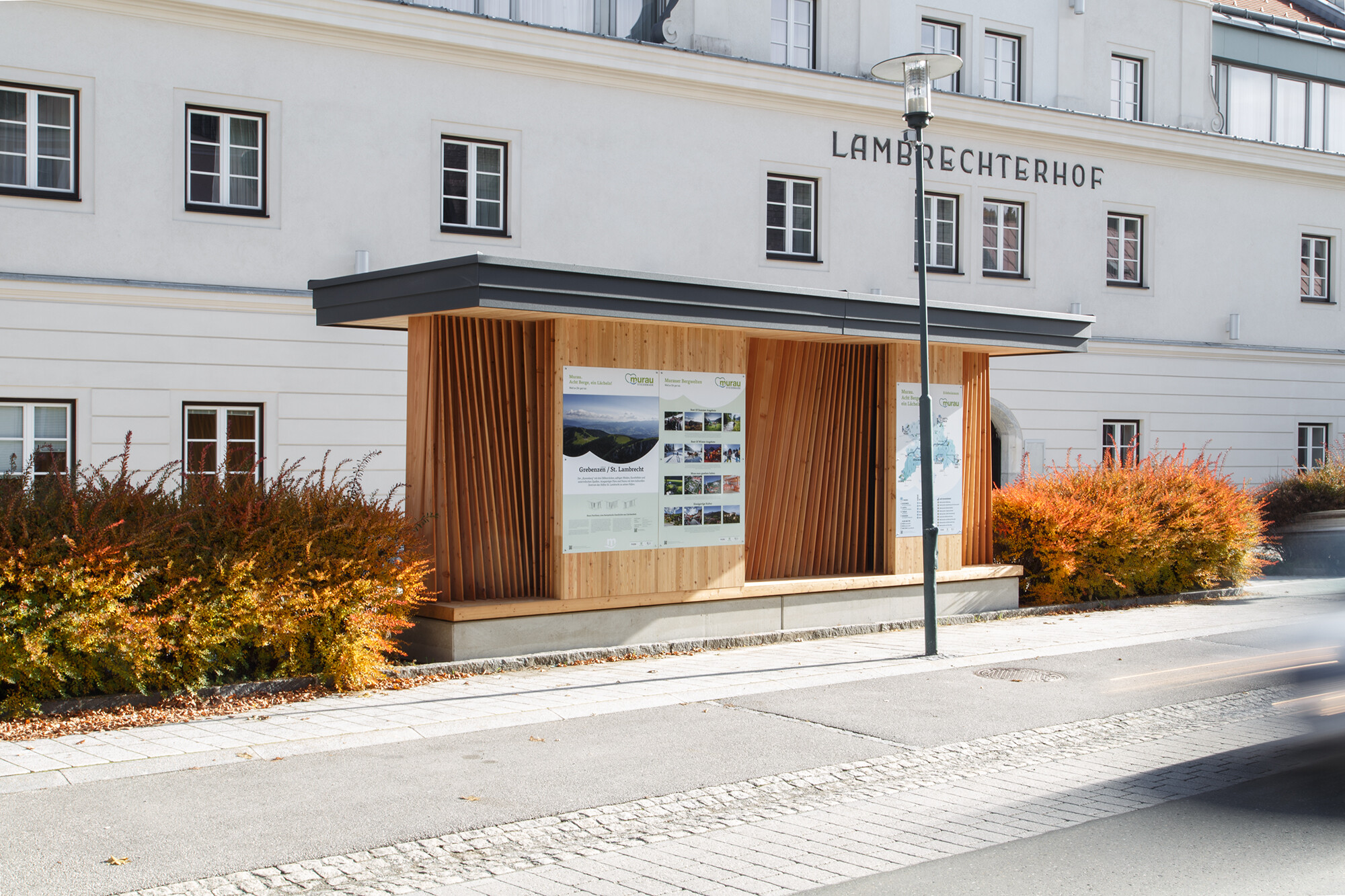 Mit Schautafeln, Fotos und Karten der Region sollen die Pavillons auf das Freizeitangebot der Erlebnisregion Murau und auf die Kompetenz im Bauen mit Holz aufmerksam machen.