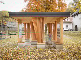 Der Infopavillon besteht aus einer im Werk vorgefertigten Holzkonstruktion, welche auf Betonfertigteilen ruht.