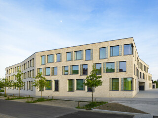 Die neu errichtete Vorschule mit Hort und Kindertagesstätte Charles IV nach Plänen von Bruck + Weckerle Architekten befindet sich im noblen Stadtteil Belair-Luxemburg.