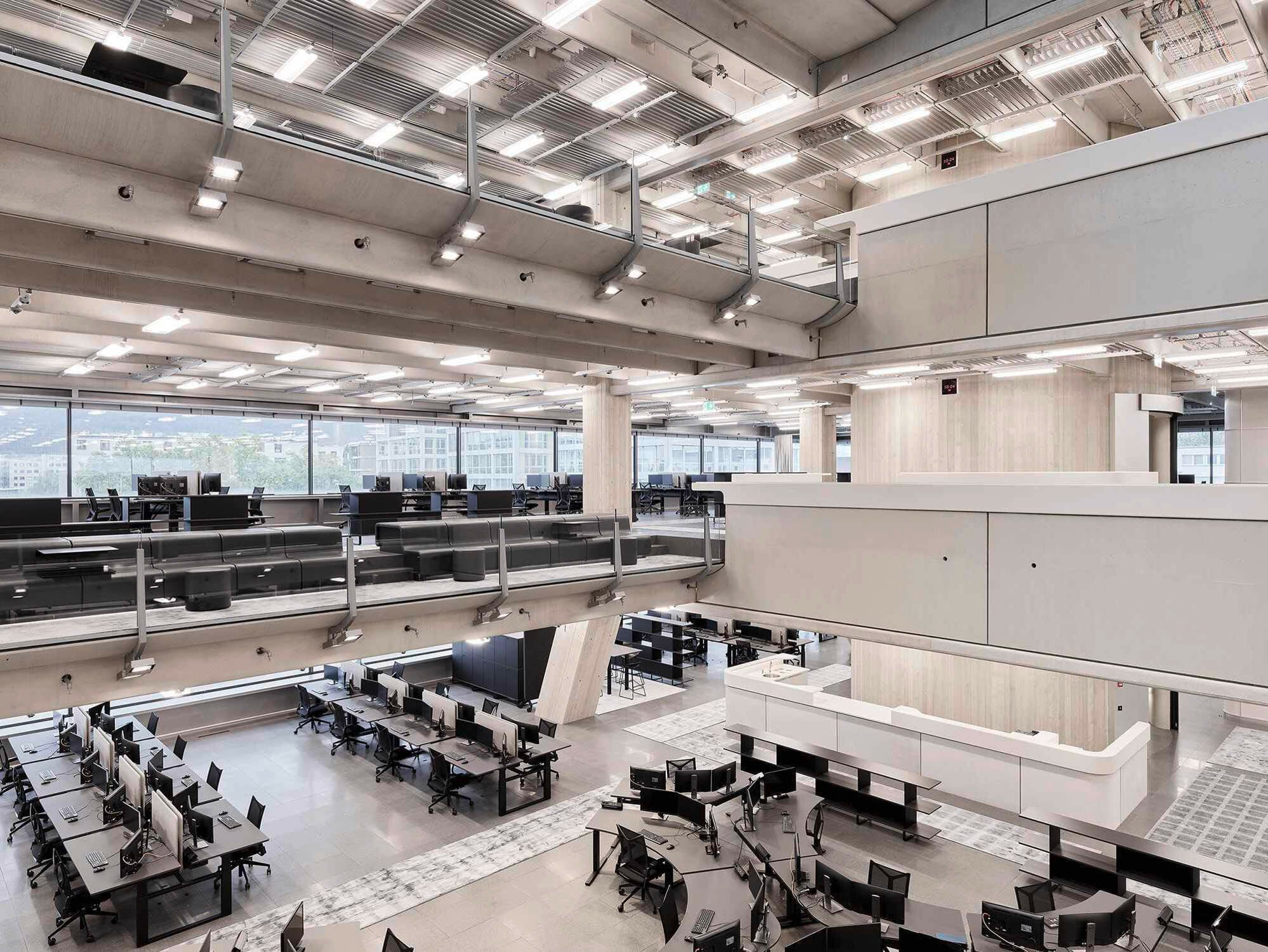 Darüber finden, durch ein Atrium miteinander verbunden, die Redaktionen mit dem zentralen Newsroom Platz.