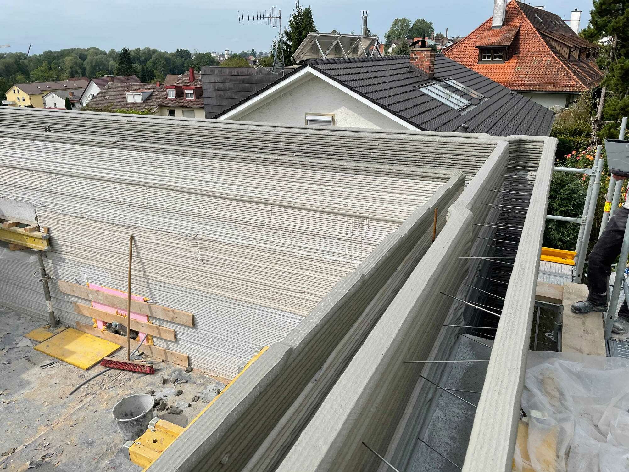 Darauf entstanden die Außenwände aus drei Schalen: In den äußeren Zwischenraum wird dabei eine Schüttdämmung aus Neptungras eingebracht, der innere mit unbewehrtem Ortbeton verfüllt.