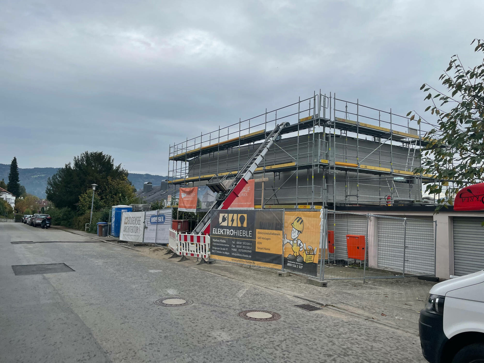 Der Entwurf für die Wohnhauserweiterung stammt von Bodensee Architektur, verwirklicht wurde die Aufstockung durch Baldauf Gebäudedruck.