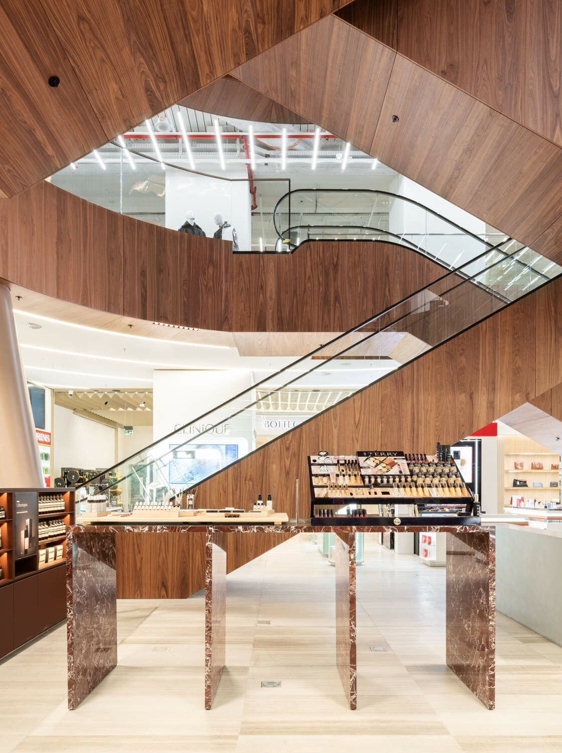 Im Zentrum eines jeden Viertels steht ein Atrium mit Rolltreppe.