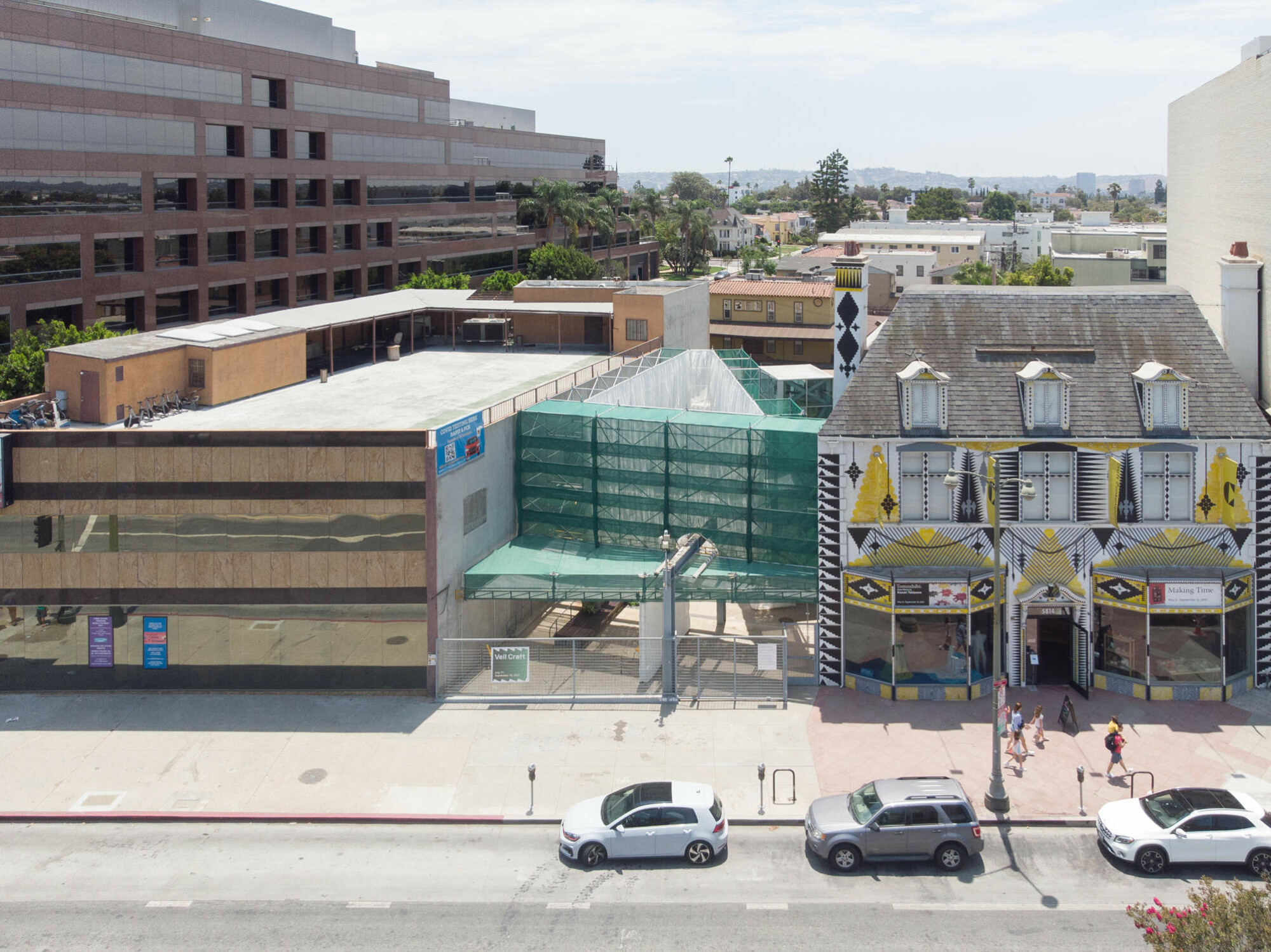 Eine temporäre Installation namens Veil Craft besetzte im Sommer 2021 den Hof des Museums Craft Contemporary am Wilshire Boulevard in Los Angeles.
