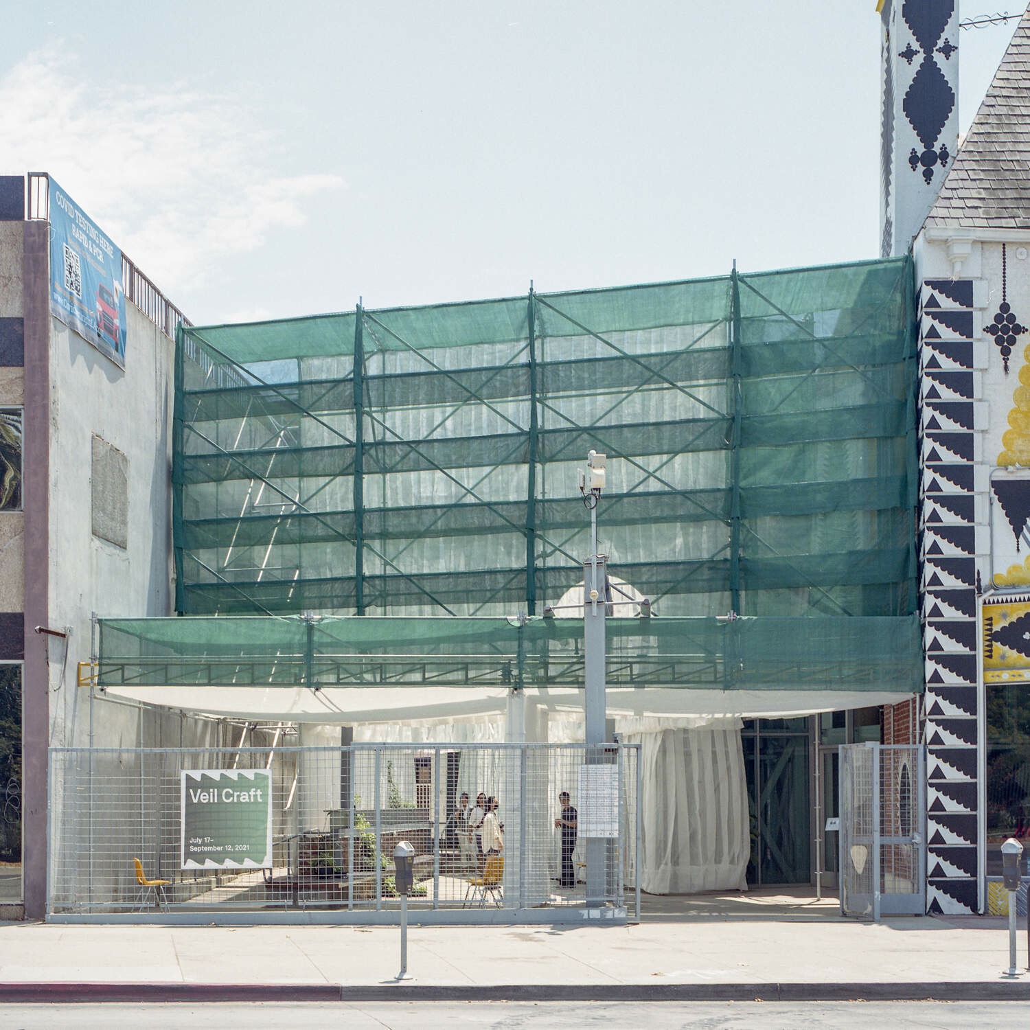 Ihr Thema ist unter anderem die Allgegenwart der verhüllten Baustelle im Stadtbild von Los Angeles und der mit ihr einhergehende urbane Wandel.