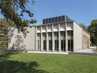 Der Architekt David Reffo hat bei der Erweiterung der Grundschule Geisendorf mit Hilfe eines Genfer Start-Ups Erdziegel eingesetzt.