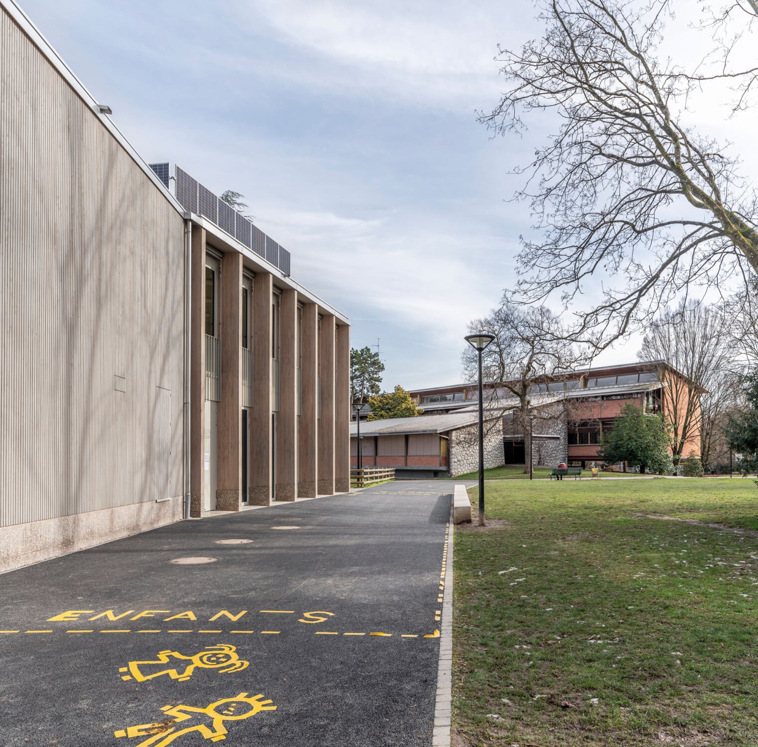 Es ist der sechste Pavillon der Schule, welche im Quartierpark Geisendorf in Genf steht.