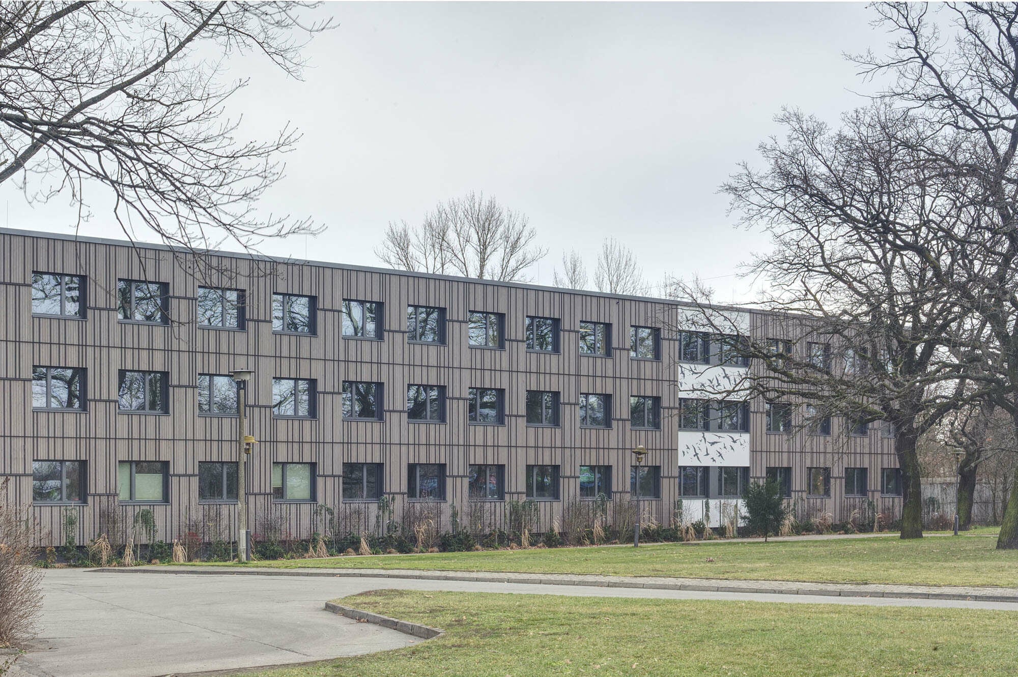 Die Architekten haben die Fassade durch eine Konstruktion in Holztafelbauweise mit hinterlüfteter Fassade und Zellulosedämmung ersetzt.