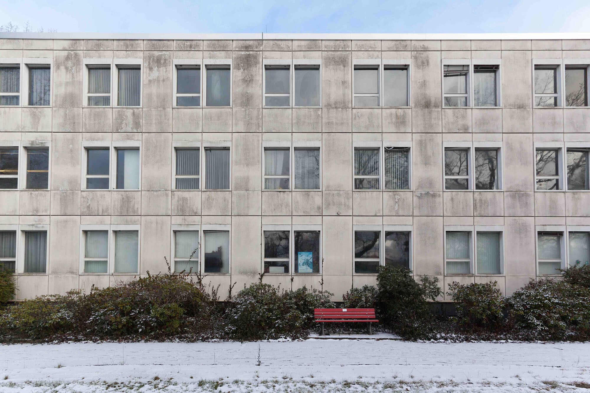 Die Fassade des DDR-Baus wies nur geringe Dämmwirkung auf und war verantwortlich für unzumutbare Arbeitsbedingungen im Inneren.