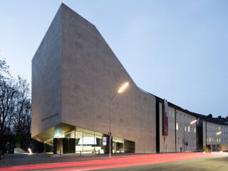 Das neue Museum entstand nach Plänen von pmp Architekten und bildet den markanten Abschluss der Gebäudezeile mit dem „Sudetendeutschen Haus“.