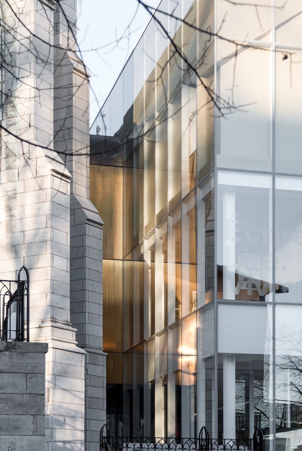 Der Neubau nimmt gebührenden Abstand zum historischen Bestand ein; über einen Durchgang sind die beiden Bauten intern jedoch miteinander verbunden. 