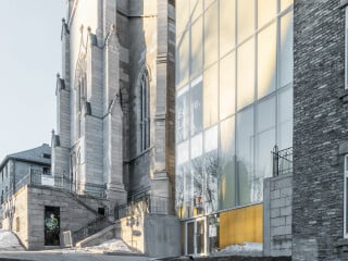 Um die Räumlichkeiten des Maison de la littérature in einer ehemaligen Kirche zu erweitern, verwirklichten Chevalier Morales Architekten einen zeitgenössischen gläsernen Anbau. 