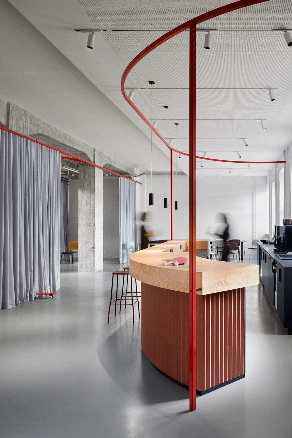 Eine perforierte Decke im Café absorbiert Schall und sorgt dafür, dass keine störenden Geräusche in den Arbeitsbereich vordringen.