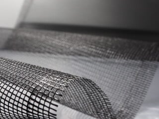 Das Heizgewebe basiert auf einem Glas-Gittergewebe mit Carbonbeschichtung, das eine hohe Beschädigungstoleranz besitzt.