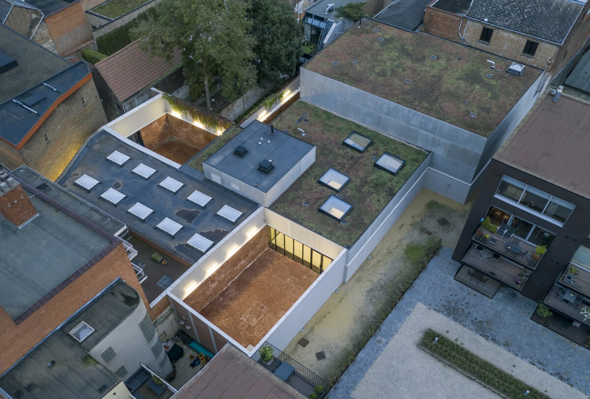 Gemeinsam mit den Verantwortlichen des Kulturhauses entwickelten dmvA architecten die Erweiterung mit Forum, Theatersaal und drei Höfen (hier aus der Vogelperspektive).