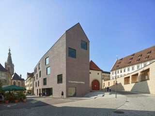 Harris + Kurrle Architekten haben in der Altstadt von Rottenburg am Neckar eine Stadtbibliothek errichtet, die nicht nur zum Lesen, sondern auch zum Kaffeetrinken einlädt.