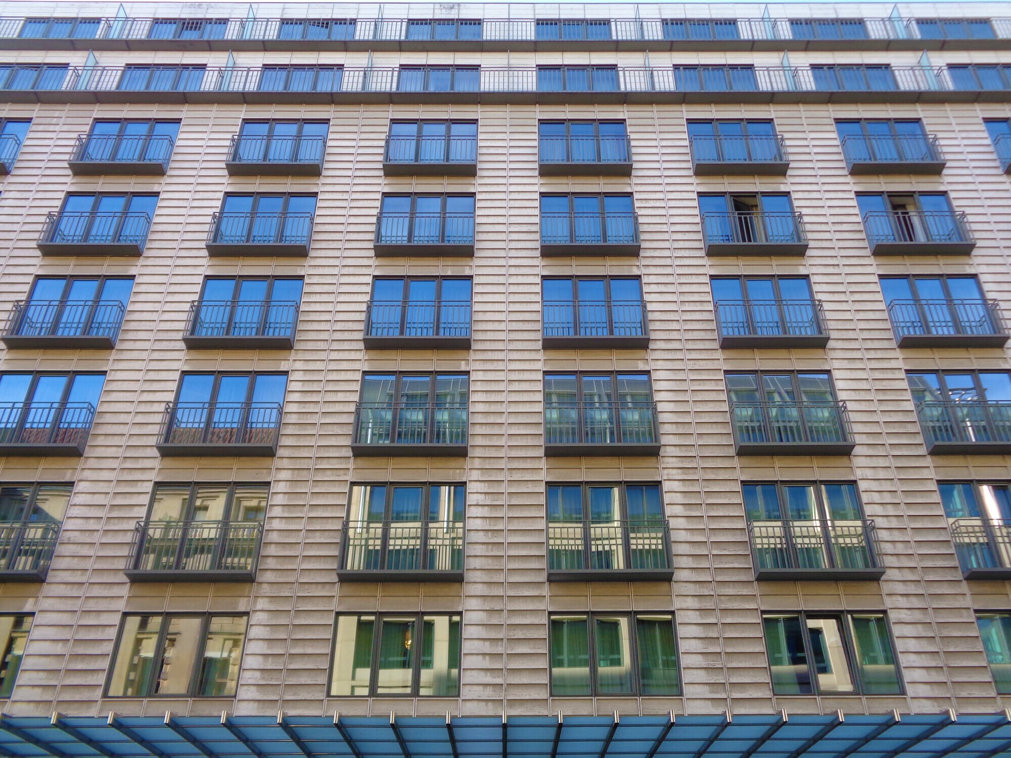 Mit der Bezeichnung Französisches Fenster wird präzise ausgedrückt ein Fenêtre Haussmannienne bezeichnet, also ein Fenstertyp, den Baron Georges-Eugène Haussmann Mitte des 19. Jahrhunderts in Paris einführte und geradezu massenhaft einbauen ließ (im Bild: Französische Fenster als Drillinge mit schmaler Balkon-Variante).