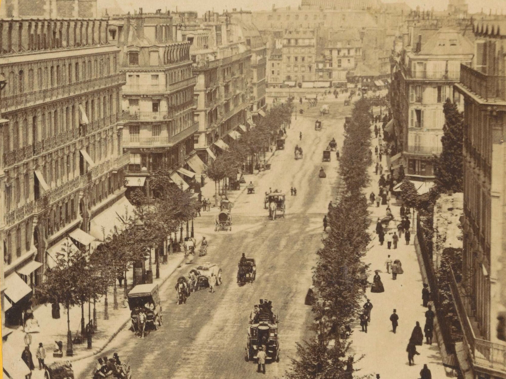 Historische Fotografie (Ausschnitt) des Boulevard Haussmann in Paris, zwischen 1850 und 1880