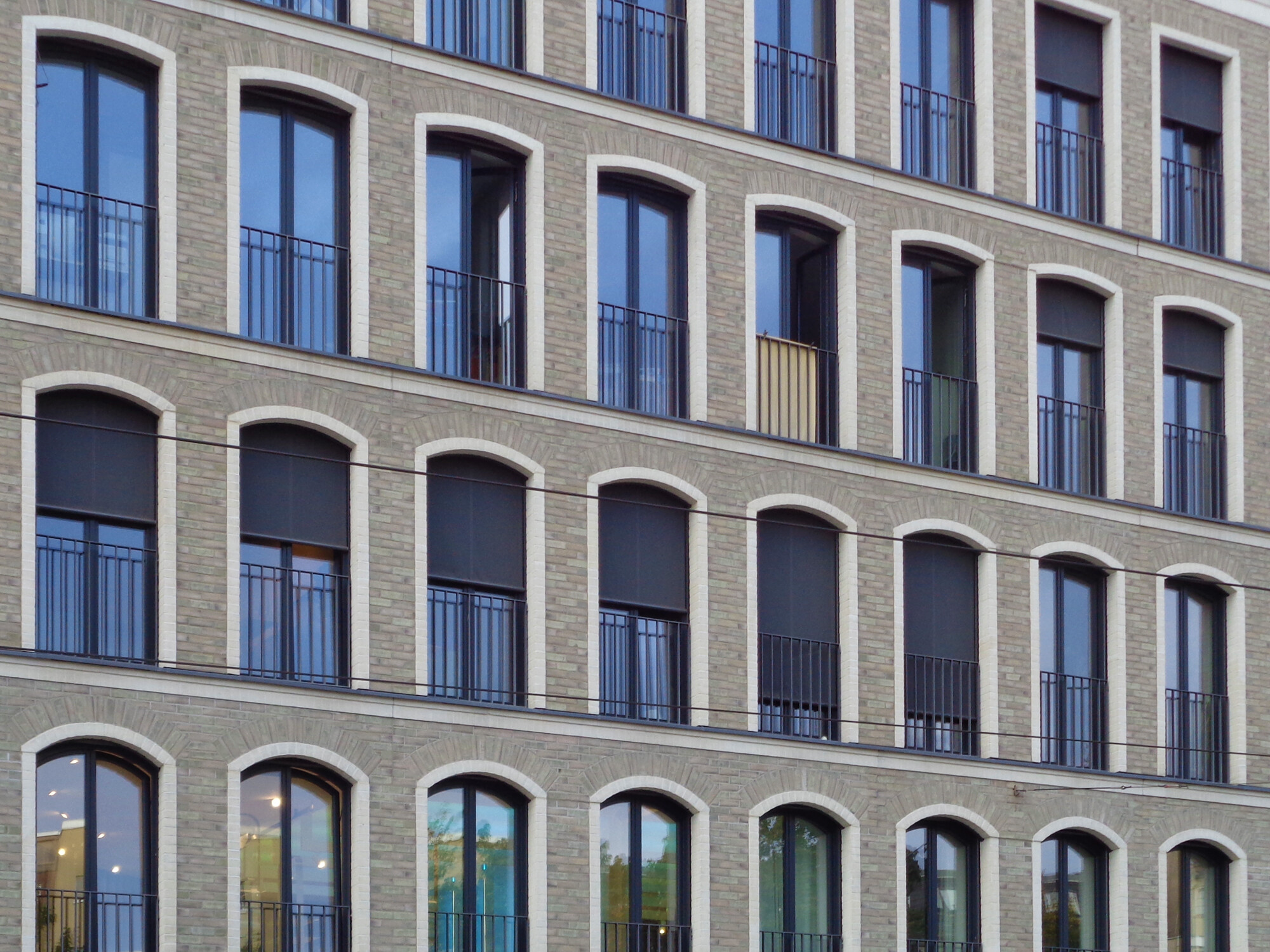 Französische Fenster in einem Neubau, Berlin-Mitte