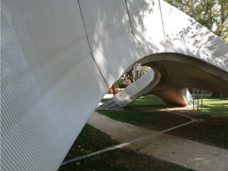 Im Extrusionverfahren hergestellte Bogenbrücke aus Beton auf der Biennale di Venezia 2021. 