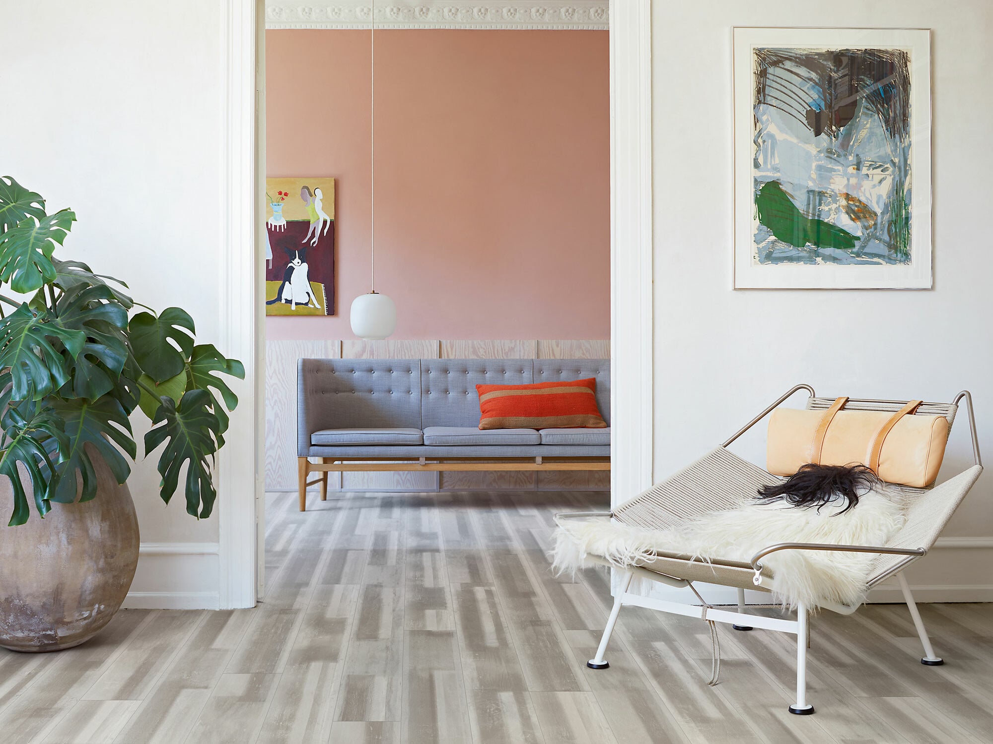 Die Bodenkollektion Modular One wurde um verschiedene Dekore und die wasserfeste Serie Modular One Hydron erweitert (im Bild: Studio Grey).