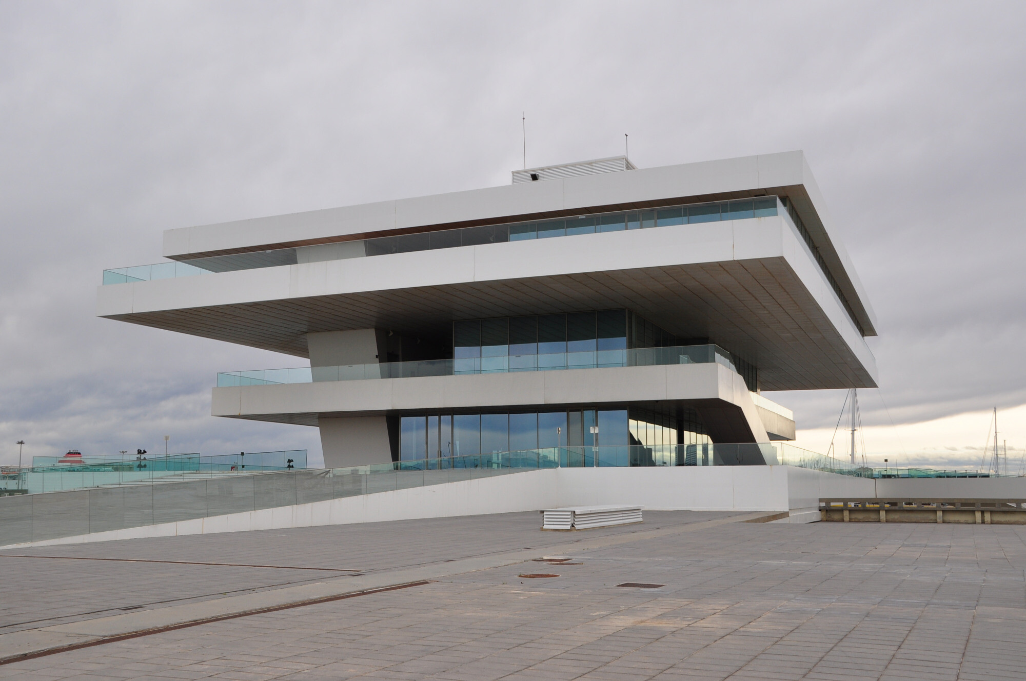 Öffentliche Gebäude sollen Menschen jeden Alters und unabhängig von körperlichen Beeinträchtigungen zugänglich uns nutzbar sein: Rampe zur Erschließung des America’s Cup Building „Veles e Vents“ im spanischen Valencia (David Chipperfield Architects, 2006).