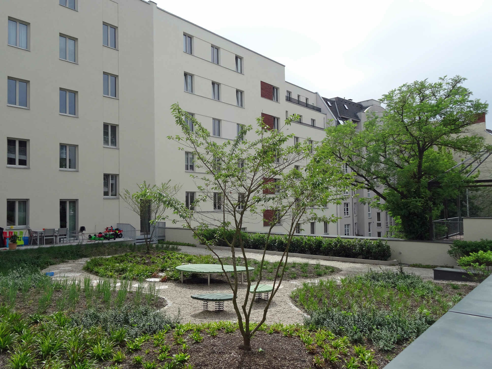 Nicht nur in Großstädten kann eine hohe Bodenversiegelung bei langanhaltendem Niederschlag problematisch werden (Abb.: Bundesministerium für Bildung und Forschung in Berlin).