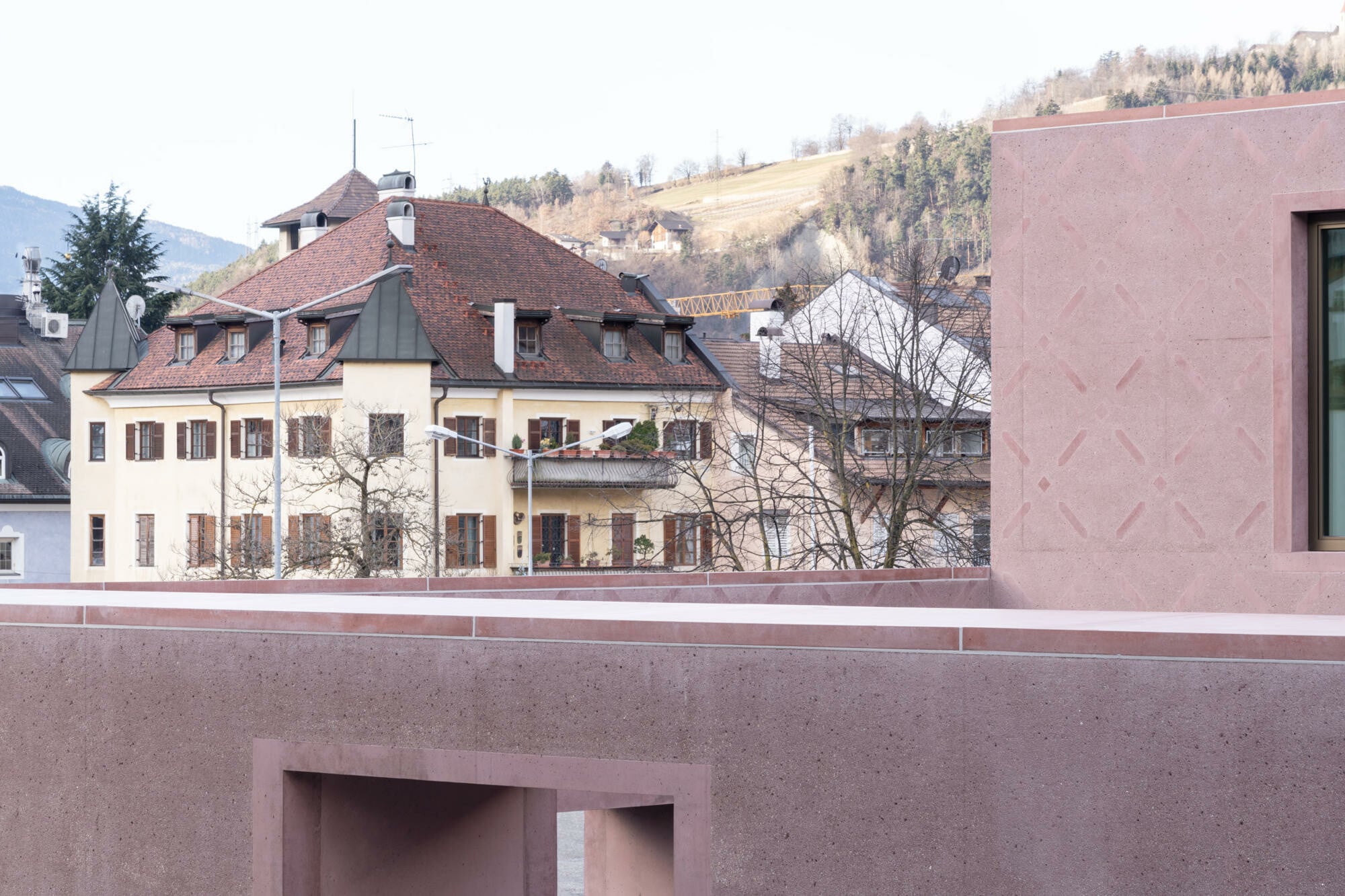 Mit dem Neubau soll der stetig wachsenden Zahl an Schülerinnen und Schülern Rechnung getragen und die bisher verschiedenen Standorte in einem Haus zusammengeführt werden.