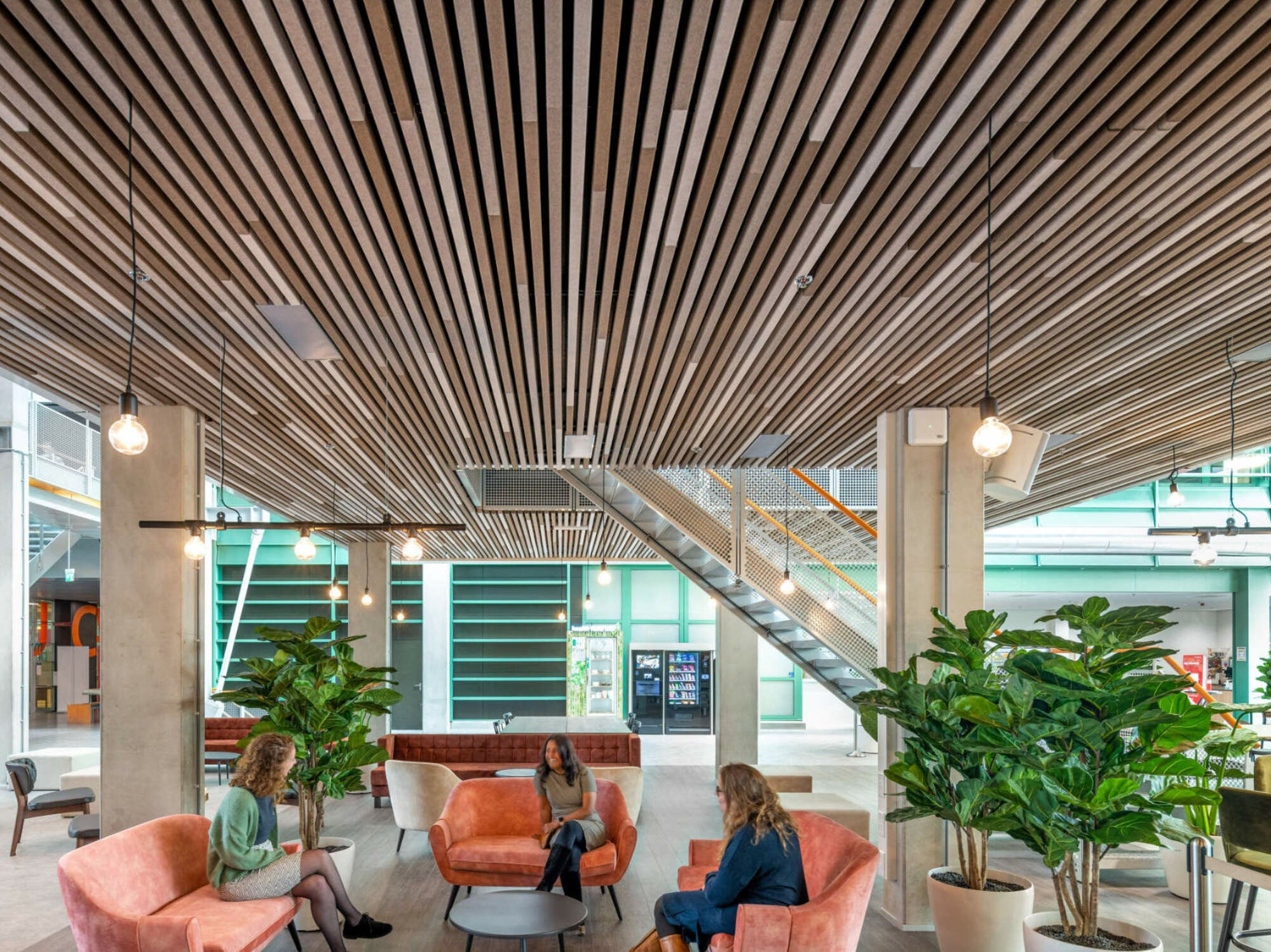 Ein flächenfüllendes und dennoch modulares Deckensystem hat das niederländische Unternehmen Hunter Douglas Architectural entwickelt.