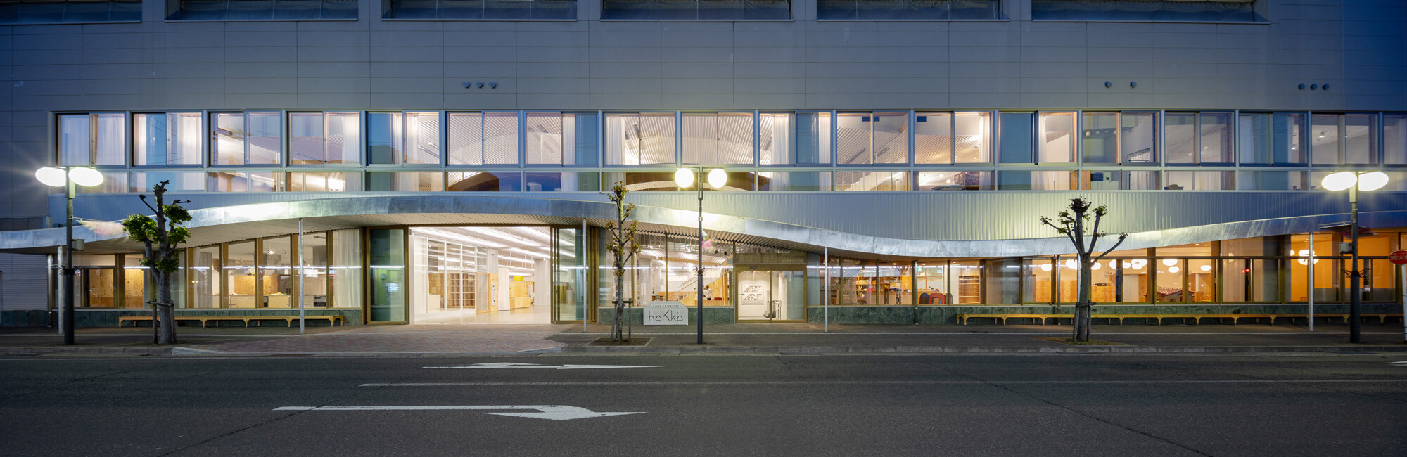 Nach dem Umbau bietet das Gebäude eine soziale Nutzungsmischung, nämlich ein Medizinzentrum für Erwachsene und Kinder, eine Kinderbetreuung mit Indoor-Spielplatz, einen Bürgertreffpunkt inklusive Tresen, Gemeinschaftsküche und Essensbereich, einen Ausstellungsbereich mit Konferenz- und Gruppenräumen, dazu Büros, ergänzt um Sanitär- und Nebenräume.