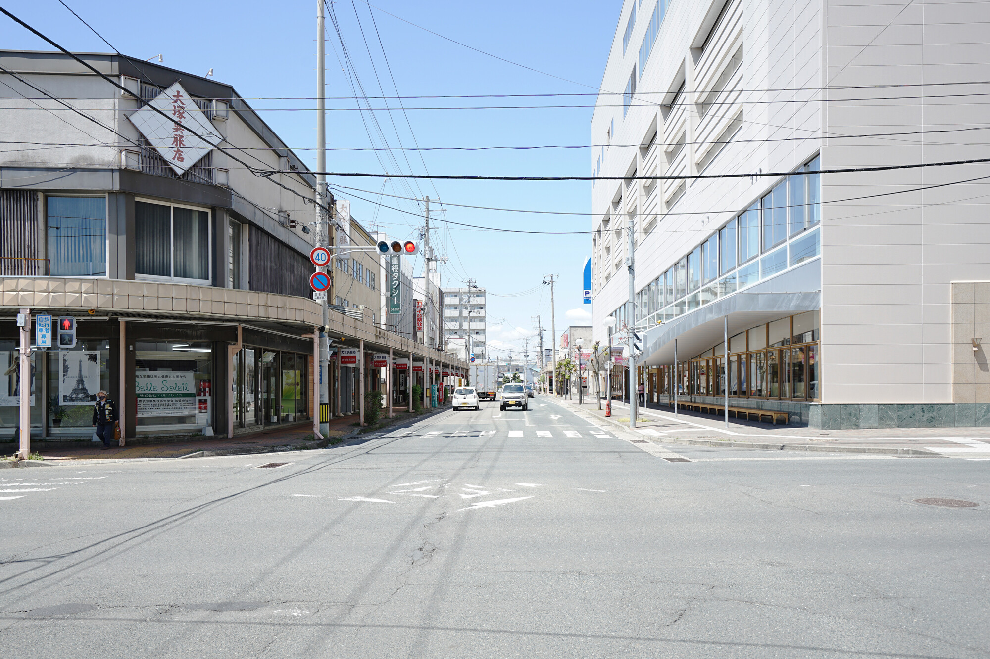 Die Arbeitsgemeinschaft UtA (Hiroyuki Unemori von Unemori Architects und Chie Konno von Teco Studio) implementierte dem Bestandsbau eine auf den ersten Blick ungewöhnliche Nutzungsmischung.