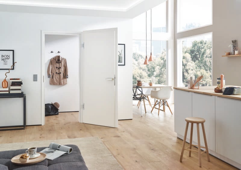 In geöffnetem Zustand offenbart sich ein neues Bild auf der Schließseite, denn der Falz sowie die neu konzipierte Holzzarge mit lediglich 45 mm Bekleidung können in vielseitigen Farbkombinationen zusammengestellt werden.