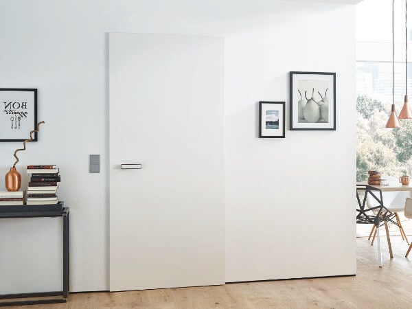 Ein Türsystem mit extra breitem Türfalz, der die Zargenbekleidung vollständig überdeckt, bietet Jeld-Wen mit Planar an. 
