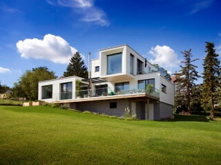 Auf einem gepachteten Grundstück nahe Wiens hat die Sportlerin und Sängerin Elisabeth Görgl gemeinsam mit ihrem Lebenspartner ein Wohnhaus in Modulbauweise errichten lassen. 