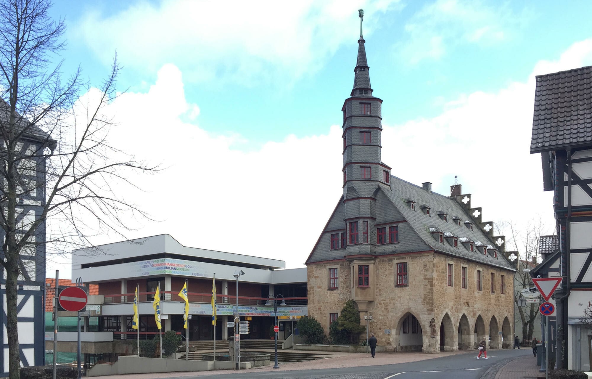 Der horizontal geschichtete und ursprünglich komplett mit Waschbeton bekleidete Vorgängerbau, der sich an das historische Rathaus anlagerte, passte da nicht recht ins Bild (Bestandsfoto).