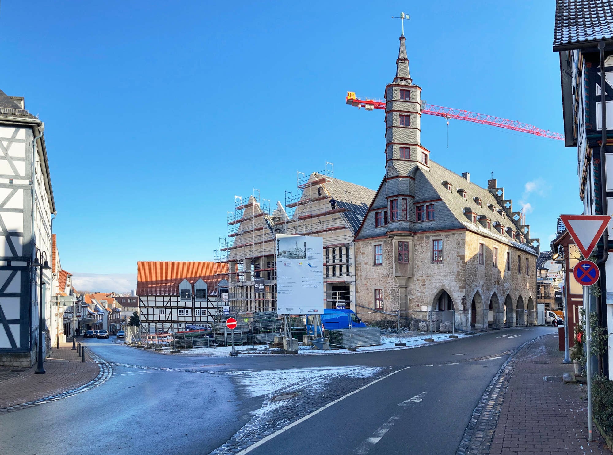 Die Kreisstadt Korbach prägen in ihrem Zentrum imposante Fachwerkhäuser, die meist giebelständig zur Straße stehen.