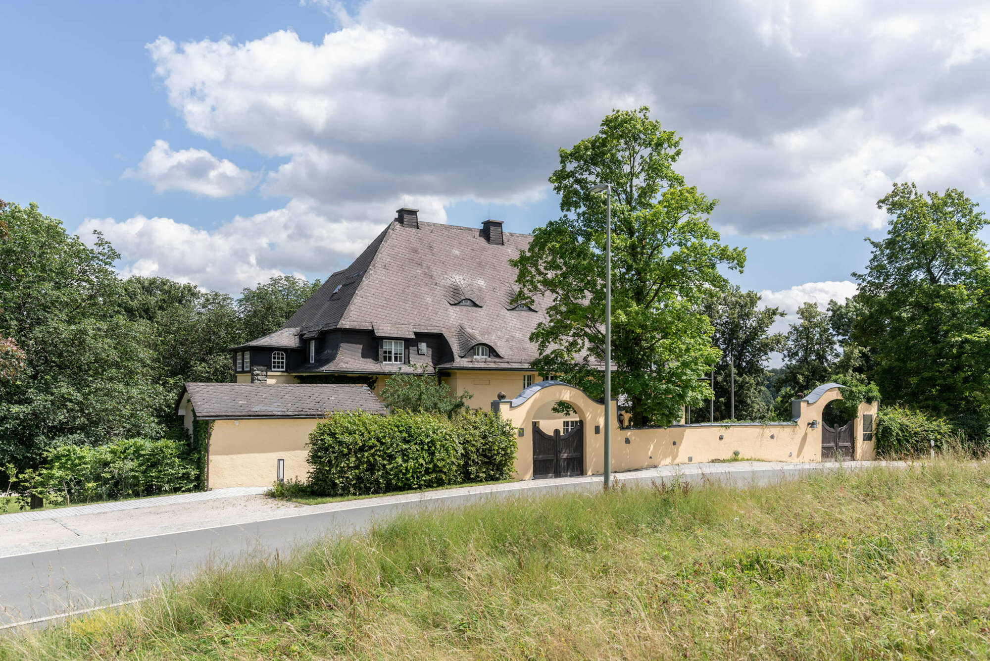 Von außen bleibt das Bild der charmanten Jugendstilvilla inmitten einer hügeligen Parkanlage gewahrt.